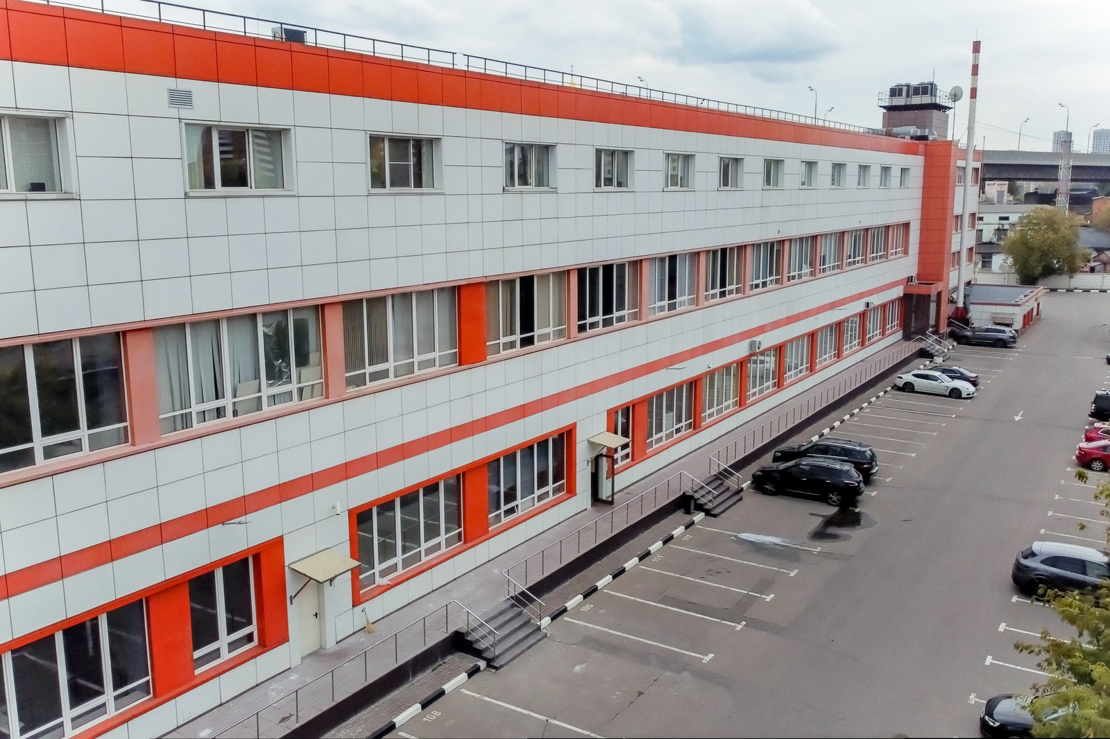 Склад 500 м² на первом этаже, парковка